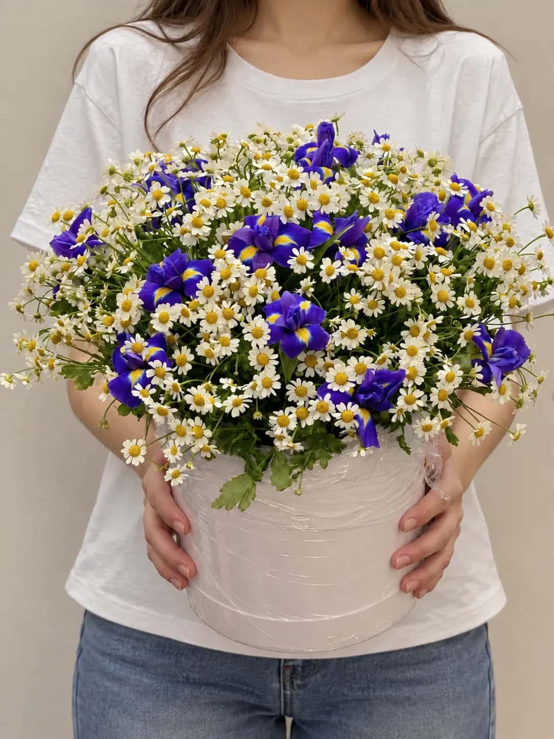 Ирисовый луг: 20 ирисов, 21 ветка кустовой ромашки; шляпная коробка.