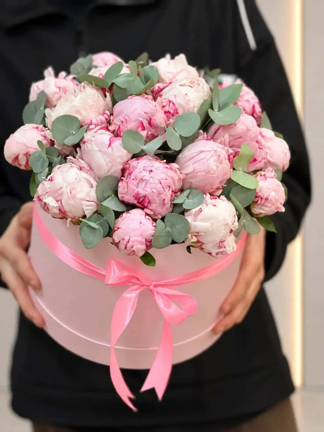 Пионовый шёпот: 19 розовых пионов, эвкалипт; шляпная коробка.
